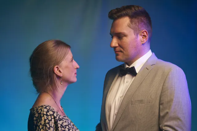 Daisy und Gatsby im Profil, einander zugewandt